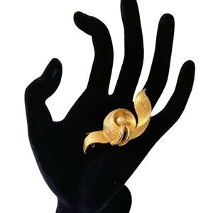 Vintage knot ribbon faux pearl matte gold tone brooch